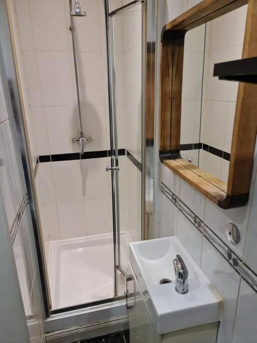 Cute One Bedroom Apartment London Eksteriør billede